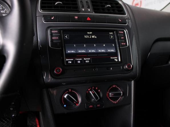 Volkswagen Polo V Рестайлинг с пробегом 2019 года, цена 1 369 000 рублей, 124900 км, седан, Автокод Объявления