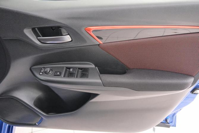 Honda Fit III Рестайлинг с пробегом 2018 года, цена 1 759 000 рублей, 56000 км, хэтчбек, Автокод Объявления