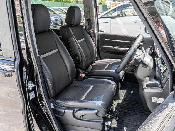 Honda Stepwgn V Рестайлинг с пробегом 2018 года, цена 2 450 000 рублей, 93367 км, минивэн, Автокод Объявления