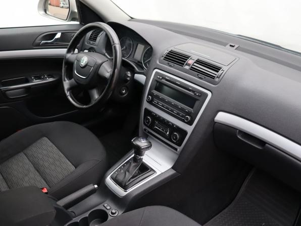 Skoda Octavia II (A5) Рестайлинг с пробегом 2010 года, цена 699 000 рублей, 253000 км, лифтбек, Автокод Объявления