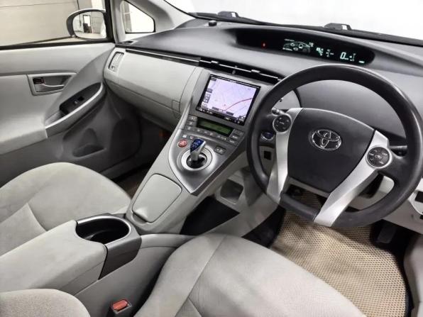 Toyota Prius III Рестайлинг (XW30) с пробегом 2015 года, цена 1 290 000 рублей, 137025 км, лифтбек, Автокод Объявления