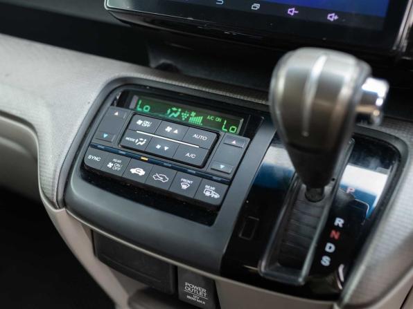 Honda Stepwgn V с пробегом 2015 года, цена 1 720 000 рублей, 108542 км, минивэн, Автокод Объявления