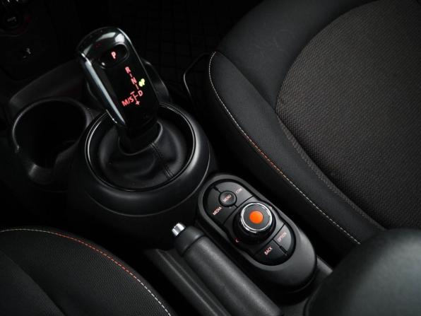 Mini Hatch III (F55/F56) Рестайлинг с пробегом 2018 года, цена 2 077 077 рублей, 99528 км, хэтчбек, Автокод Объявления