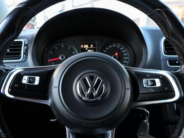 Volkswagen Polo V Рестайлинг с пробегом 2019 года, цена 1 359 800 рублей, 117277 км, седан, Автокод Объявления