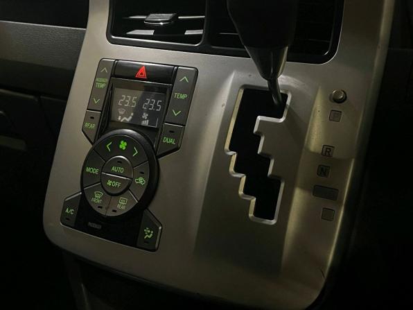 Toyota Voxy II (R70) с пробегом 2009 года, цена 1 050 000 рублей, 292029 км, минивэн, Автокод Объявления