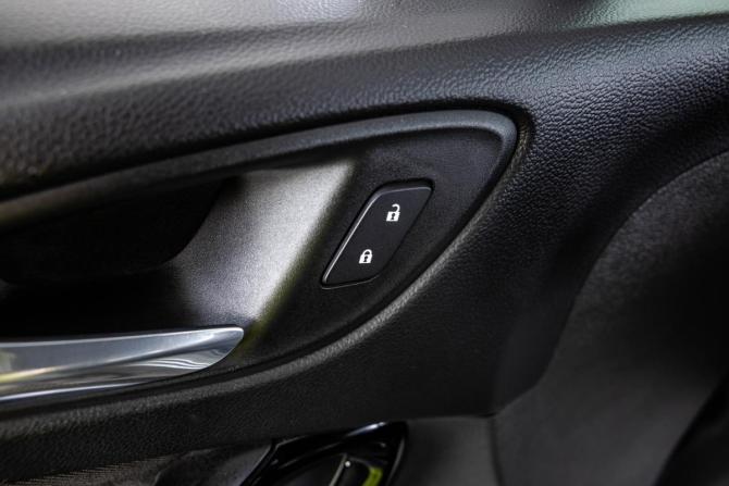 Opel Astra K с пробегом 2018 года, цена 1 369 000 рублей, 166621 км, универсал, Автокод Объявления