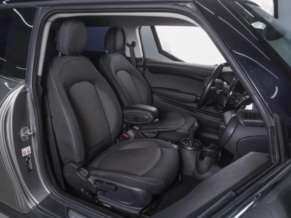 Mini Hatch III (F55/F56) Рестайлинг с пробегом 2018 года, цена 2 099 000 рублей, 66501 км, хэтчбек, Автокод Объявления