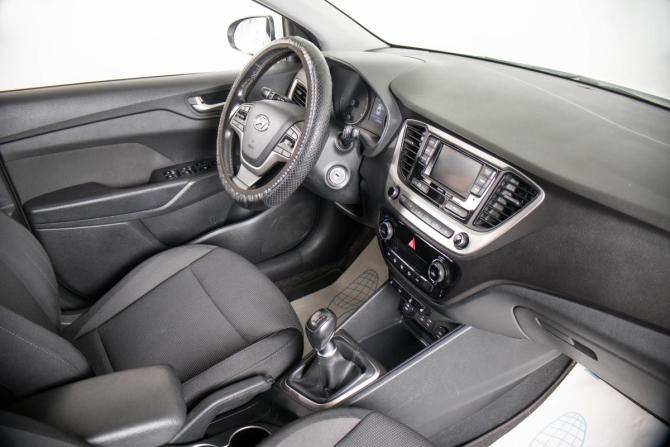 Hyundai Solaris II с пробегом 2017 года, цена 1 099 000 рублей, 208000 км, седан, Автокод Объявления
