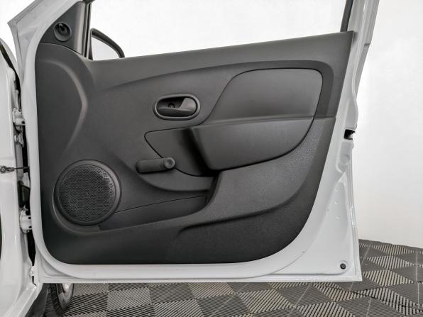 Renault Logan II Рестайлинг с пробегом 2021 года, цена 1 075 000 рублей, 38137 км, седан, Автокод Объявления