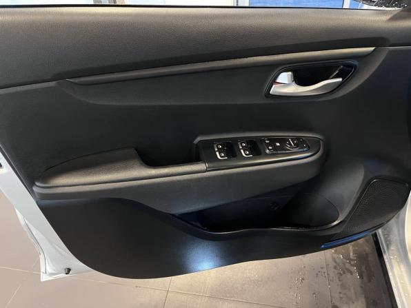 Kia Rio IV Рестайлинг с пробегом 2021 года, цена 1 630 000 рублей, 135838 км, хэтчбек, Автокод Объявления