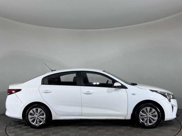 Kia Rio IV Рестайлинг с пробегом 2020 года, цена 799 000 рублей, 130593 км, седан, Автокод Объявления