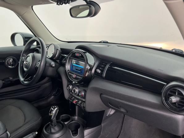 Mini Hatch III (F55/F56) Рестайлинг с пробегом 2019 года, цена 1 800 000 рублей, 46360 км, хэтчбек, Автокод Объявления