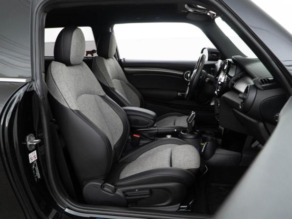 Mini Hatch III (F55/F56) Рестайлинг с пробегом 2020 года, цена 3 297 444 рубля, 74460 км, хэтчбек, Автокод Объявления
