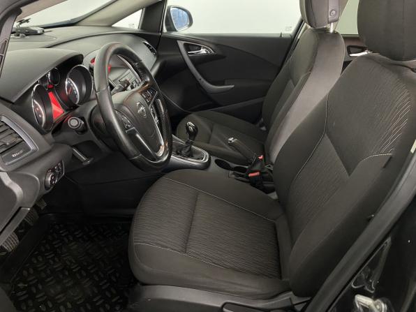 Opel Astra J Рестайлинг с пробегом 2012 года, цена 690 000 рублей, 239784 км, седан, Автокод Объявления