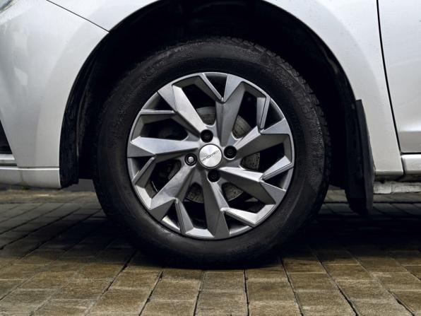 Renault Logan II Рестайлинг с пробегом 2019 года, цена 915 000 рублей, 133412 км, седан, Автокод Объявления
