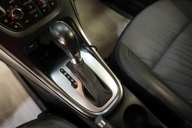 Opel Astra J Рестайлинг с пробегом 2013 года, цена 729 000 рублей, 218000 км, хэтчбек, Автокод Объявления