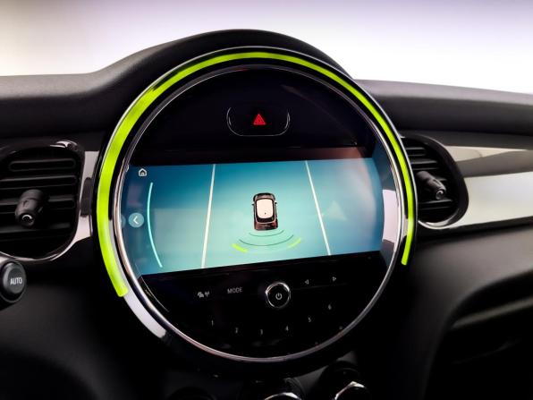 Mini Hatch III (F55/F56) Рестайлинг 2 с пробегом 2021 года, цена 2 325 000 рублей, 96721 км, хэтчбек, Автокод Объявления