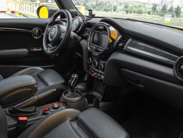 Mini Hatch III (F55/F56) Рестайлинг с пробегом 2019 года, цена 2 800 000 рублей, 56976 км, хэтчбек, Автокод Объявления