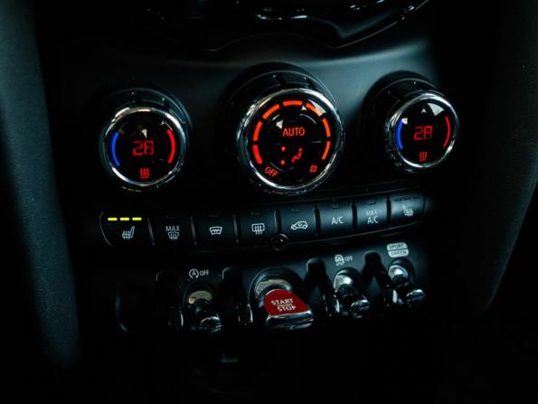 Mini Hatch III (F55/F56) Рестайлинг с пробегом 2019 года, цена 3 150 000 рублей, 15057 км, хэтчбек, Автокод Объявления