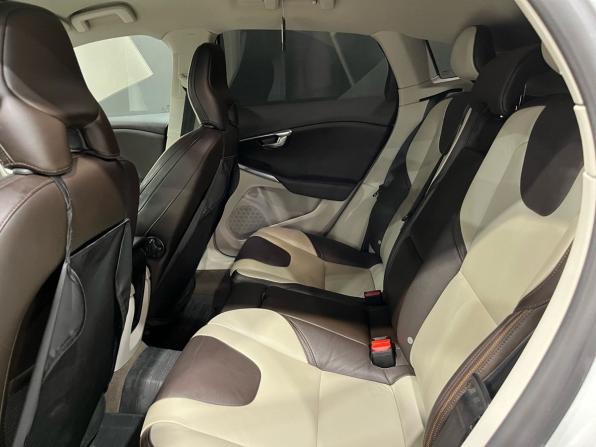 Volvo V40 Cross Country I с пробегом 2013 года, цена 1 095 000 рублей, 251315 км, хэтчбек, Автокод Объявления