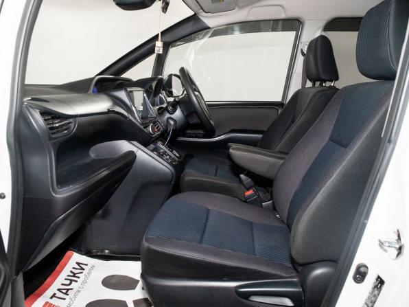 Toyota Noah III (R80) Рестайлинг с пробегом 2017 года, цена 2 100 000 рублей, 173955 км, минивэн, Автокод Объявления