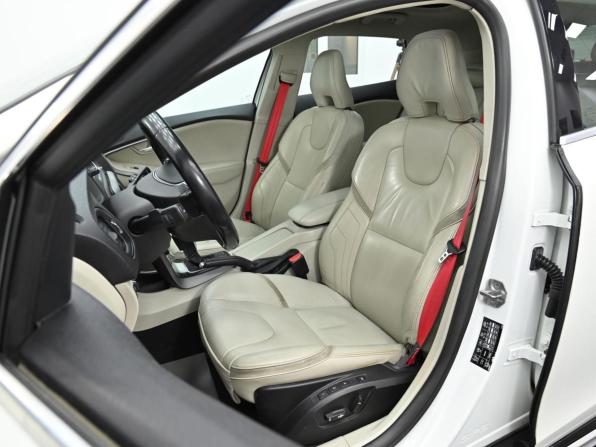 Volvo V40 Cross Country I с пробегом 2015 года, цена 1 599 000 рублей, 156000 км, хэтчбек, Автокод Объявления