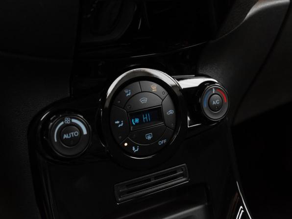 Ford Fiesta Mk6 Рестайлинг с пробегом 2015 года, цена 1 030 000 рублей, 60877 км, хэтчбек, Автокод Объявления