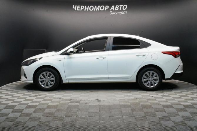 Hyundai Solaris II Рестайлинг с пробегом 2021 года, цена 1 365 000 рублей, 180000 км, седан, Автокод Объявления