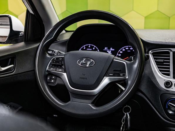 Hyundai Solaris II Рестайлинг с пробегом 2021 года, цена 1 040 000 рублей, 358181 км, седан, Автокод Объявления