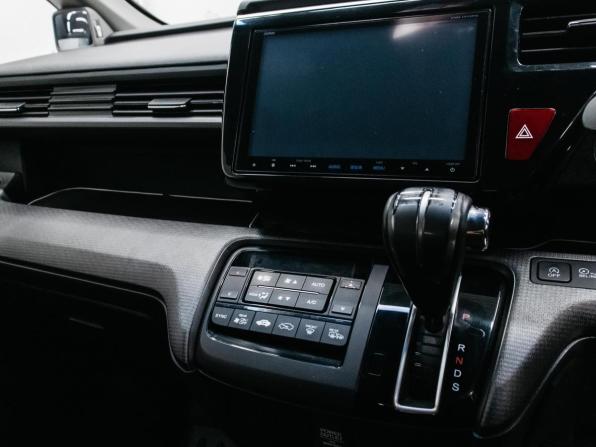 Honda Stepwgn V с пробегом 2015 года, цена 1 650 000 рублей, 176789 км, минивэн, Автокод Объявления