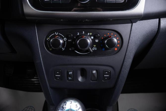 Renault Logan II с пробегом 2016 года, цена 649 000 рублей, 230265 км, седан, Автокод Объявления
