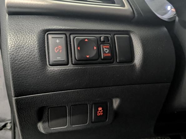 Nissan Tiida II с пробегом 2015 года, цена 1 300 000 рублей, 70213 км, хэтчбек, Автокод Объявления