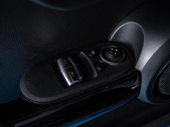 Mini Hatch III (F55/F56) Рестайлинг с пробегом 2019 года, цена 2 760 000 рублей, 62745 км, хэтчбек, Автокод Объявления