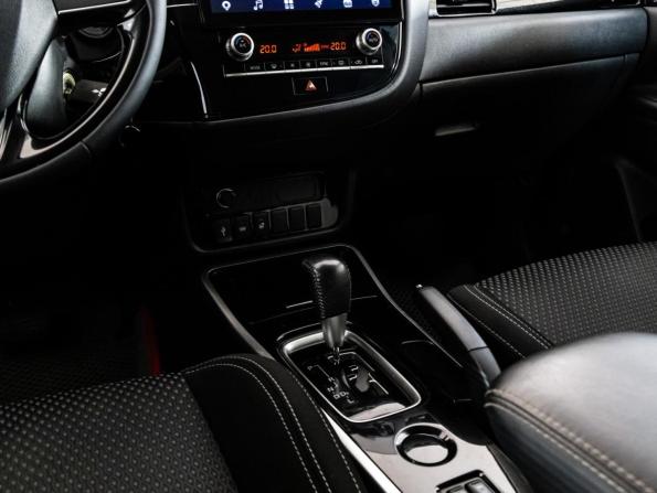 Mitsubishi Outlander III Рестайлинг 3 с пробегом 2020 года, цена 1 799 000 рублей, 165704 км, внедорожник, Автокод Объявления