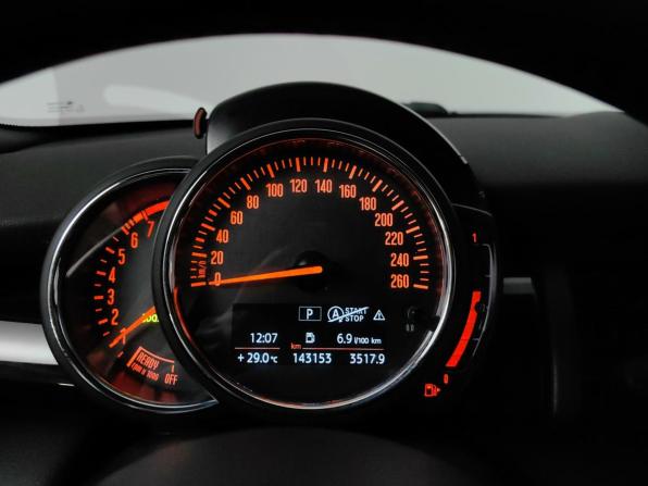 Mini Hatch III (F55/F56) Рестайлинг с пробегом 2019 года, цена 1 639 000 рублей, 143151 км, хэтчбек, Автокод Объявления