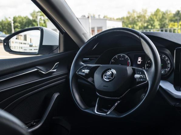 Skoda Octavia IV (A8) с пробегом 2022 года, цена 2 419 000 рублей, 54500 км, лифтбек, Автокод Объявления