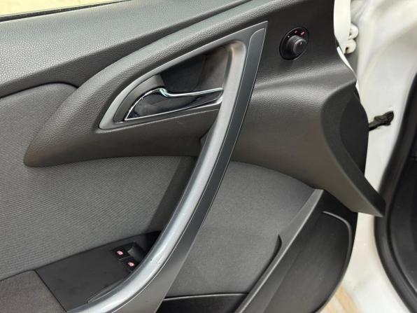 Opel Astra J Рестайлинг с пробегом 2014 года, цена 890 000 рублей, 155645 км, хэтчбек, Автокод Объявления