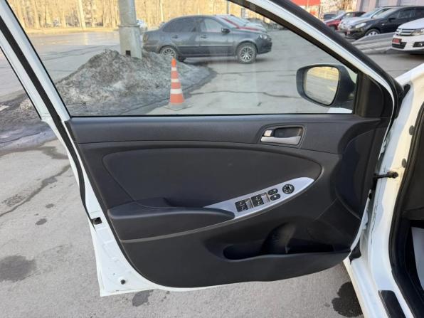 Hyundai Solaris I Рестайлинг с пробегом 2014 года, цена 727 000 рублей, 196000 км, седан, Автокод Объявления