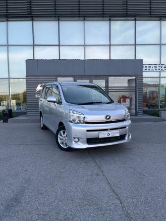 Toyota Voxy II (R70) с пробегом 2010 года, цена 1 250 000 рублей, 350000 км, минивэн, Автокод Объявления
