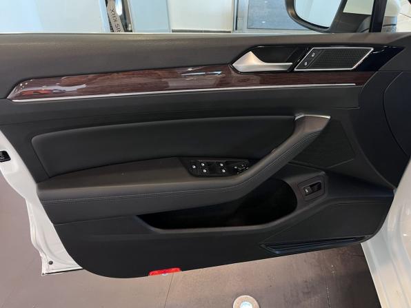 Volkswagen Passat B8 с пробегом 2018 года, цена 2 260 000 рублей, 110615 км, седан, Автокод Объявления