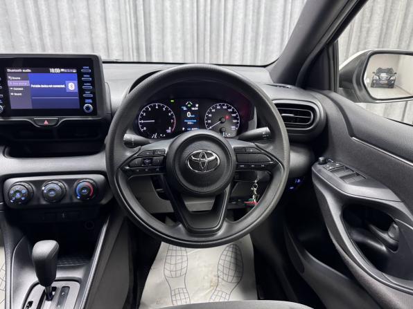 Toyota Yaris IV с пробегом 2020 года, цена 1 400 000 рублей, 65289 км, хэтчбек, Автокод Объявления
