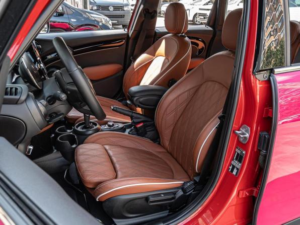 Mini Hatch III (F55/F56) Рестайлинг 2 с пробегом 2021 года, цена 2 795 000 рублей, 12126 км, хэтчбек, Автокод Объявления