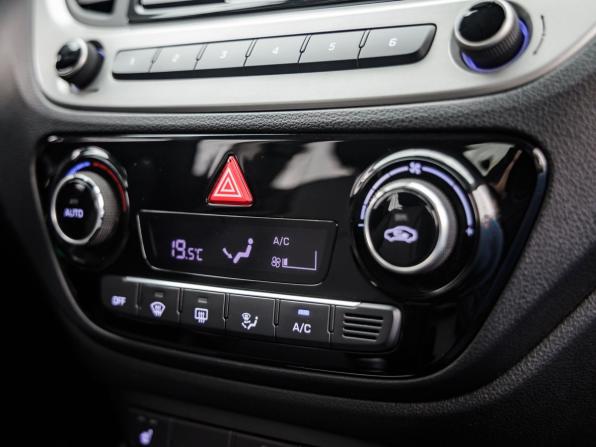 Hyundai Solaris II с пробегом 2017 года, цена 958 000 рублей, 203505 км, седан, Автокод Объявления