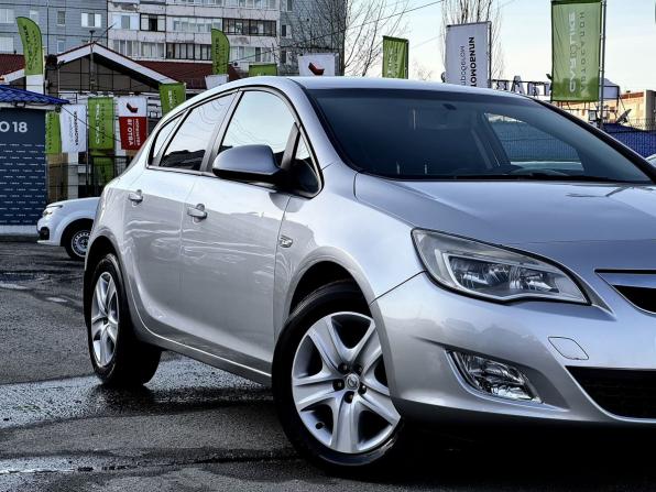 Opel Astra J с пробегом 2011 года, цена 649 000 рублей, 175278 км, хэтчбек, Автокод Объявления