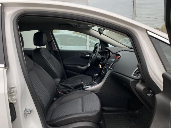 Opel Astra J Рестайлинг с пробегом 2013 года, цена 899 000 рублей, 144330 км, седан, Автокод Объявления