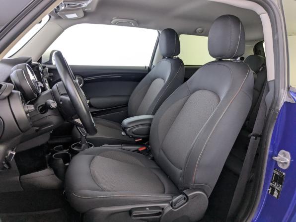 Mini Hatch III (F55/F56) Рестайлинг с пробегом 2021 года, цена 2 350 000 рублей, 54969 км, хэтчбек, Автокод Объявления