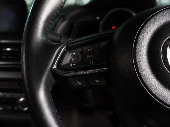 Mazda Axela III Рестайлинг с пробегом 2017 года, цена 1 699 000 рублей, 71640 км, седан, Автокод Объявления