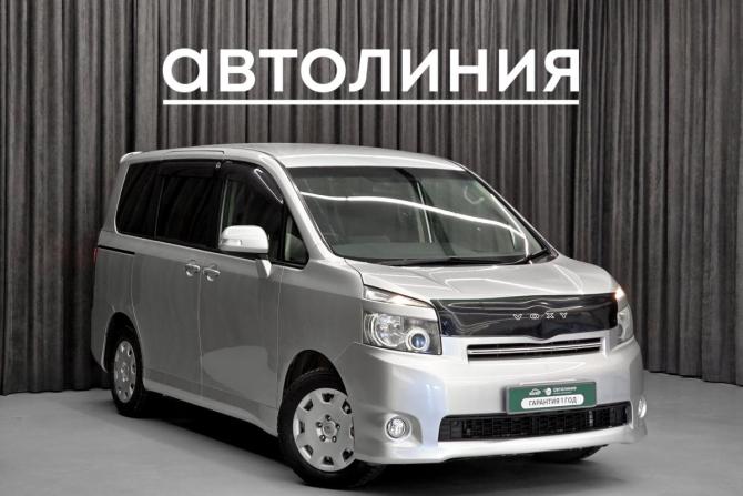 Toyota Voxy II (R70) с пробегом 2010 года, цена 1 380 000 рублей, 200000 км, минивэн, Автокод Объявления
