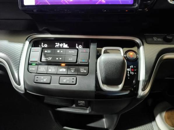 Honda Stepwgn V Рестайлинг с пробегом 2018 года, цена 2 425 000 рублей, 101894 км, минивэн, Автокод Объявления