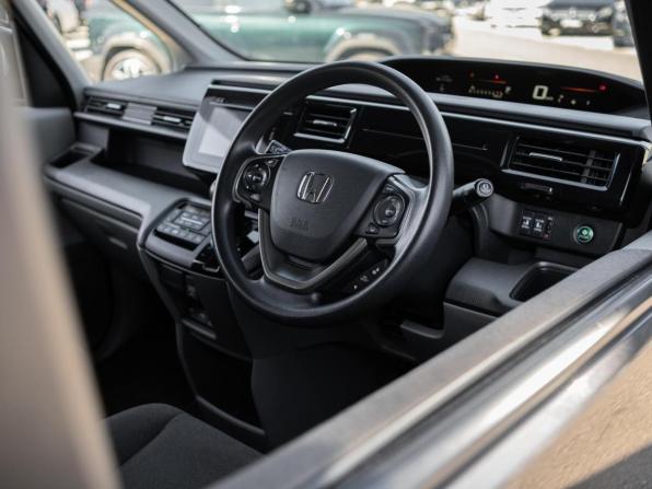 Honda Stepwgn V с пробегом 2015 года, цена 1 799 000 рублей, 176569 км, минивэн, Автокод Объявления